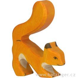 Oranžová veverka se zvednutým ocasem – dřevěné zvířátko z lesa