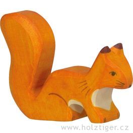 Sedící oranžová veverka – dřevěné zvířátko z lesa